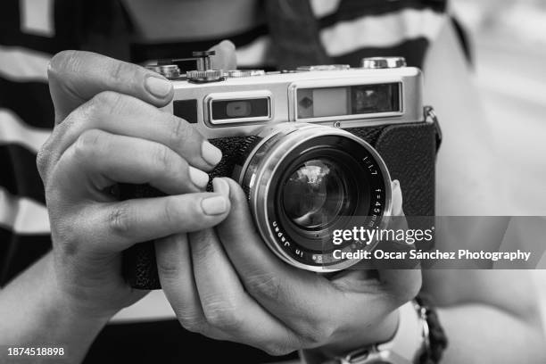 35mm analog camera - fotografische themen stock-fotos und bilder