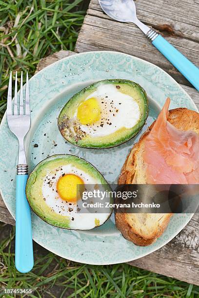 baked eggs in avocado - gebackener lachs stock-fotos und bilder