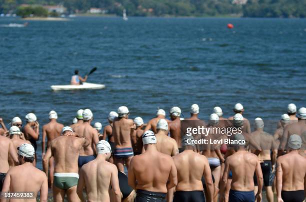 Nadadores participam de prova de Duathon durante Virada Esportiva 2013 na represa de Guarapiranga em São Paulo. Swimmers take part in competition at...