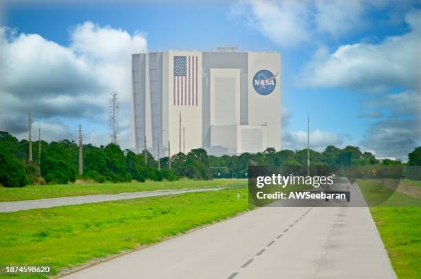 nasa vehicle assembly building - nasa kennedy space center stockfoto's en -beelden