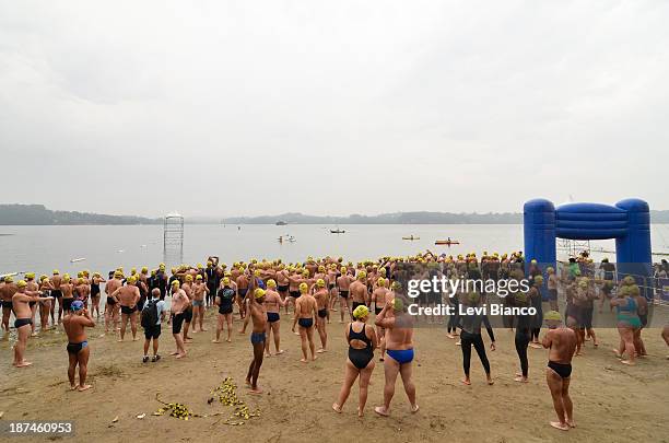 Nadadores participam da Travessia da Guarapiranga na represa de Guarapiranga em São Paulo durante Virada Esportiva 2013. Swimmers take part in...