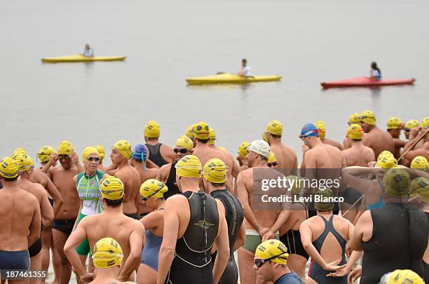 Nadadores participam da Travessia da Guarapiranga na represa de Guarapiranga em São Paulo durante Virada Esportiva 2013. Swimmers take part in...