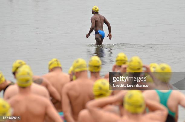 Nadadores participam da Travessia da Guarapiranga na represa de Guarapiranga em São Paulo durante Virada Esportiva 2013. Swimmers take part in...