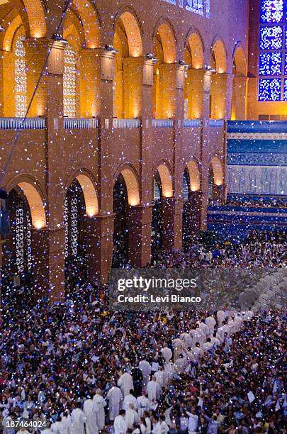 Milhares de fiéis vão ao Santuário de Nossa Senhora Aparecida para acompanhar as celebrações do Dia da Padroeira do Brasil. Thousands of believers go...