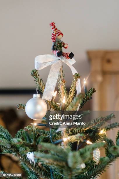 christmas elf sitting on top of a christmas tree - elf bayern - fotografias e filmes do acervo