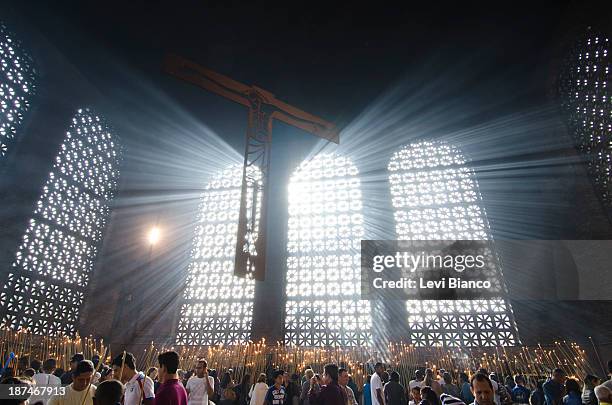 Milhares de fiéis vão ao Santuário de Nossa Senhora Aparecida para acompanhar as celebrações do Dia da Padroeira do Brasil. | Thousands of believers...