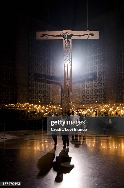 Milhares de fiéis vão ao Santuário de Nossa Senhora de Aparecida para acompanhar as celebrações do Dia da Padroeira do Brasil. | Thousands of...