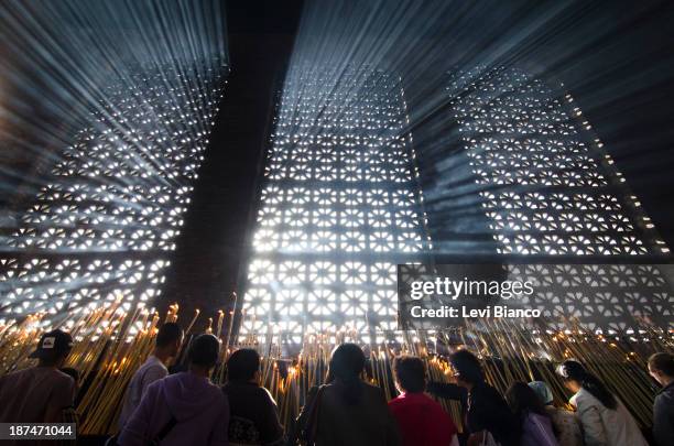 Milhares de fiéis vão ao Santuário de Nossa Senhora de Aparecida para acompanhar as celebrações do Dia da Padroeira do Brasil. | Thousands of...