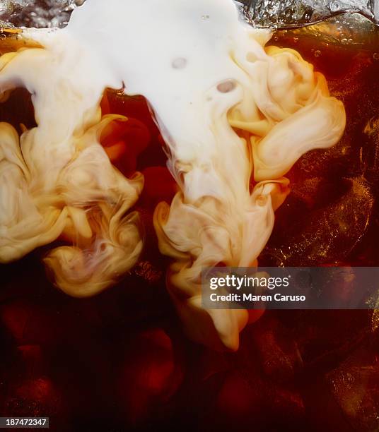 milk pour into iced coffee - coffee milk stockfoto's en -beelden