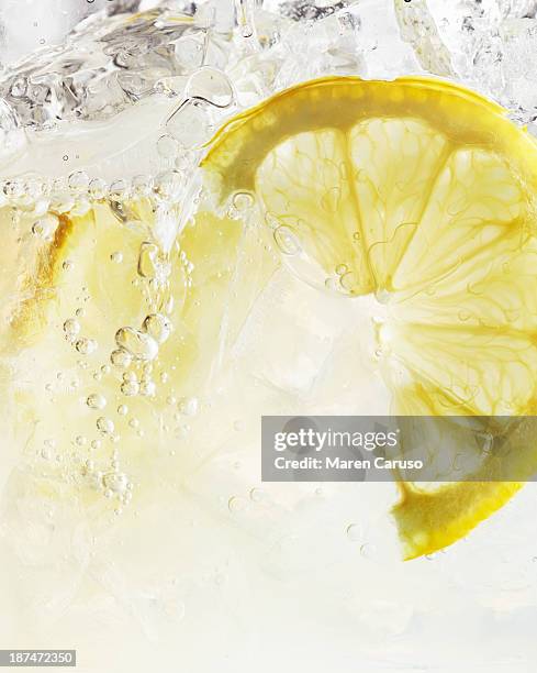 close up of lemon slice in iced spritzer - lemons stock-fotos und bilder
