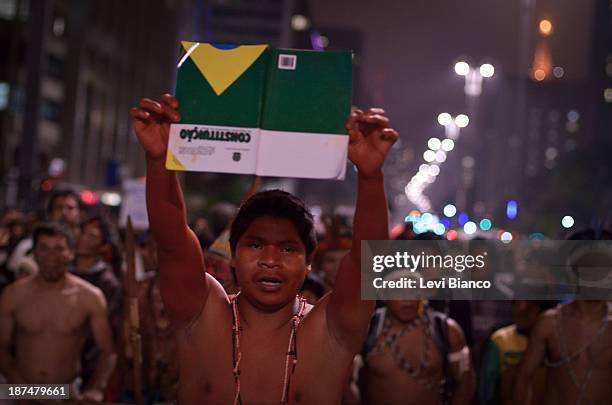 Índio segura a Constituição do Brasil durante protesto em defesa dos direitos indigenas. O Ato aconteceu na Av. Paulista em São Paulo e foi...