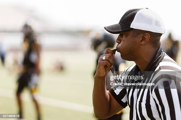football referee - fluit sportartikelen stockfoto's en -beelden