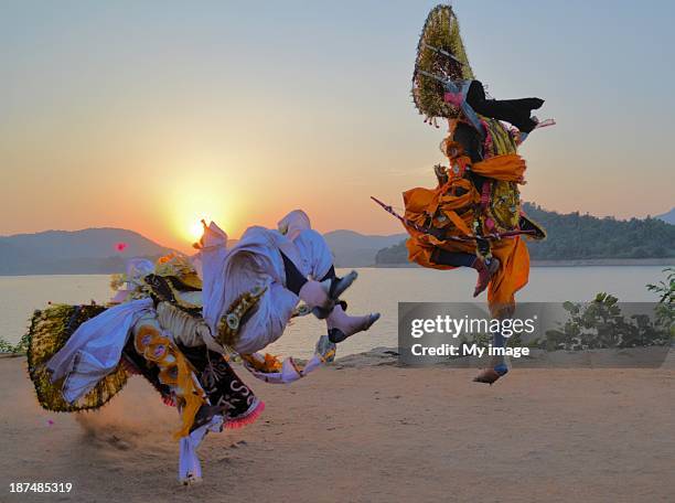 chhau dance (at murguma village, purulia, west ben - west indian culture - fotografias e filmes do acervo