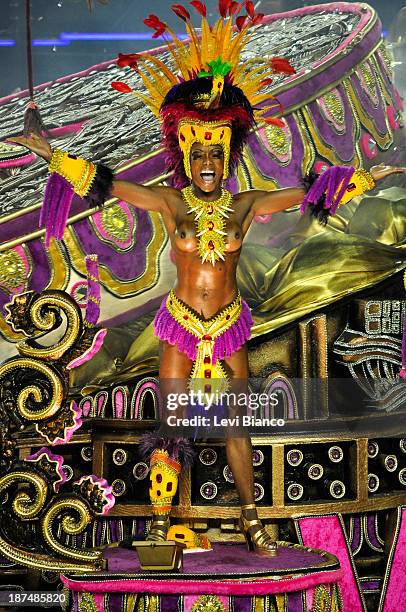 Desfile da Escola de Samba Rosas de Ouro no Carnaval de São Paulo, realizado no Sambódromo do Anhembi. | Parade of the Rosas de Ouro Samba School in...