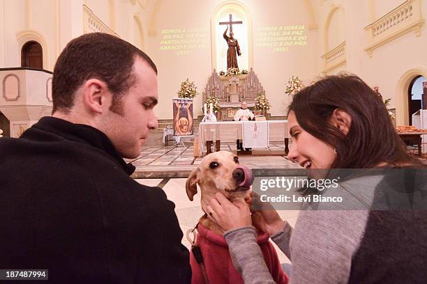 Fiéis levam seus animais de estimação para participar da missa no Dia de São Francisco de Assis, padroeiro e protetor dos animais. A celebração...