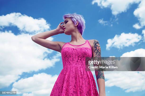 girl with purple hair, tattoos and pink dress - coupe pixie photos et images de collection