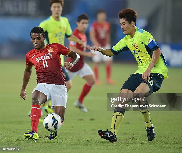 Luiz Muriqui of Guangzhou Evergrande competes for the ball with Ha Dae Sung of FC Seoul during the AFC Champions League Final 2nd leg match between...