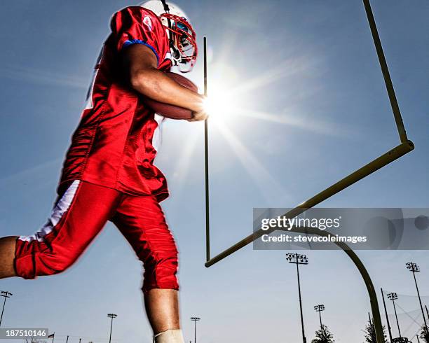 jugador de fútbol - línea-de-gol fotografías e imágenes de stock