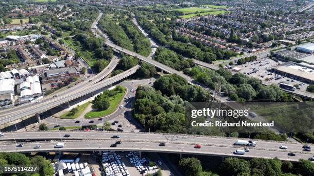 charlie brown's roundabout - london pollution stock pictures, royalty-free photos & images