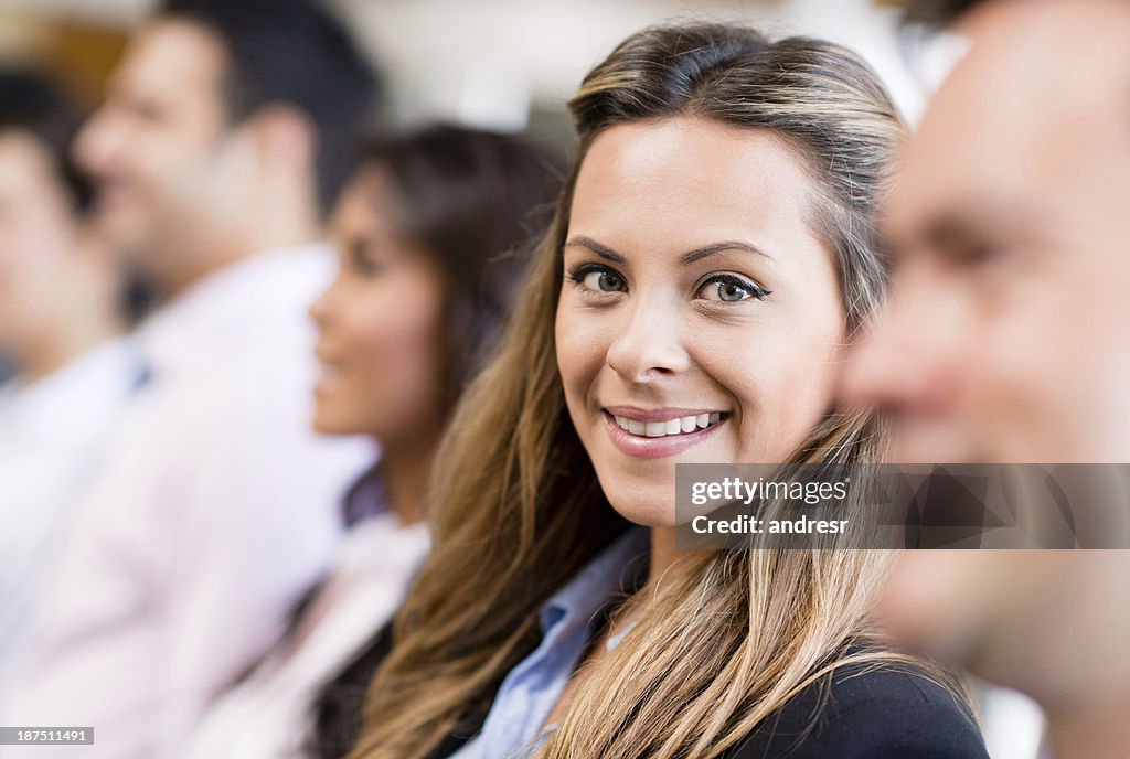 Mujer de negocios hablando con un grupo