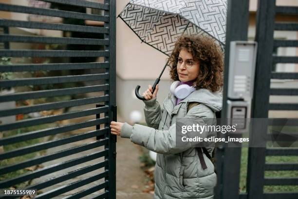 une femme quitte la maison - portail photos et images de collection