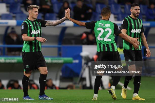 Andrea Pinamonti of US Sassuolo celebrates after scoring his team's first goal with his teammates during the Serie A TIM match between US Sassuolo...