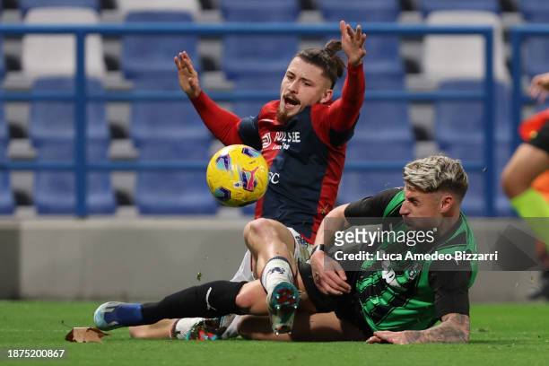 Andrea Pinamonti of US Sassuolo competes for the ball with Radu Drăgușin of Genoa CFC during the Serie A TIM match between US Sassuolo and Genoa CFC...