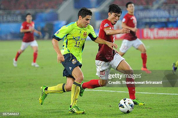 Molina Uribe of FC Seoul competes for the ball with Zheng Zhi of Guangzhou Evergrande during the AFC Champions League Final 2nd leg match between...