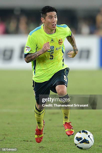 Cha Du ri of FC Seoul with the ball during the AFC Champions League Final 2nd leg match between Guangzhou Evergrande and FC Seoul at Guangzhou Tianhe...