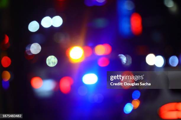 police car lights, out of focus night time view - politievoertuigverlichting stockfoto's en -beelden