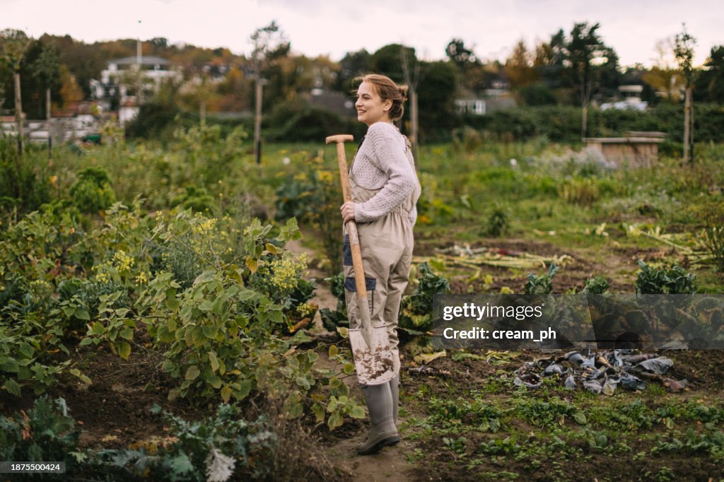 Frau mit Schaufel bei der Arbeit auf dem landwirtschaftlichen Feld