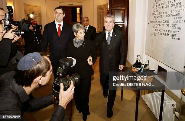 Austrian President Heinz Fischer and his wife Margit Fischer arrive with the President of the Jewish congregation in Vienna Oskar Deutsch for a...