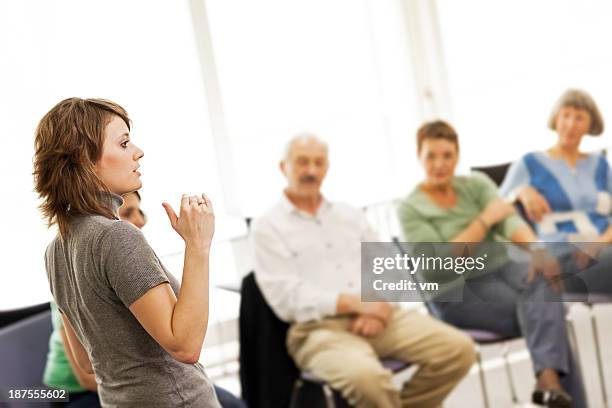 team meeting - candid forum stockfoto's en -beelden