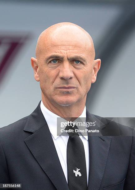 Head coach Giuseppe Sannino of Chievo looks on during the Serie A match between AC Chievo Verona and AC Milan at Stadio Marc'Antonio Bentegodi on...