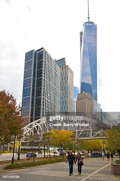 liberty tower and white bridge near west street - tower bridge glass walkway - fotografias e filmes do acervo