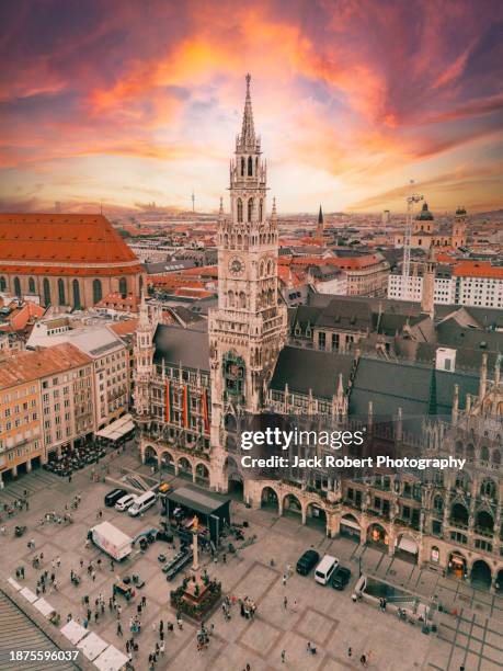 munich's new town hall at sunset - plaatselijk overheidsgebouw stockfoto's en -beelden