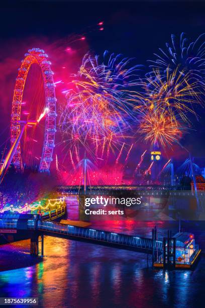 london's new year's eve extravaganza: fireworks from london eye - london eye stock pictures, royalty-free photos & images
