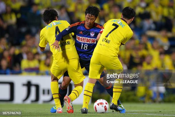 Sho Naruoka of Albirex Niigata competes for the ball against Shinnosuke Nakatani and Hidekazu Otani of Kashiwa Reysol during the J.League Yamazaki...
