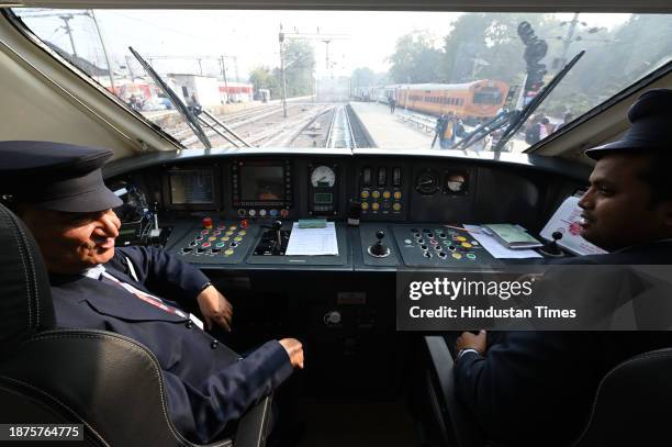 Train Driver In Cabin 190 Train Driver Cabin Stock Photos, High-Res Pictures, and Images ...