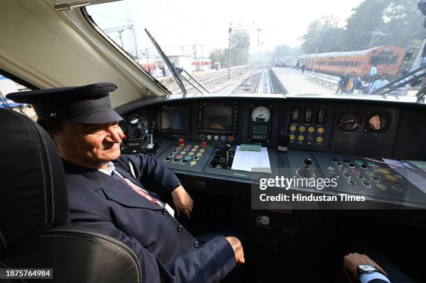 Train Driver In Cabin 190 Train Driver Cabin Stock Photos, High-Res Pictures, and Images ...