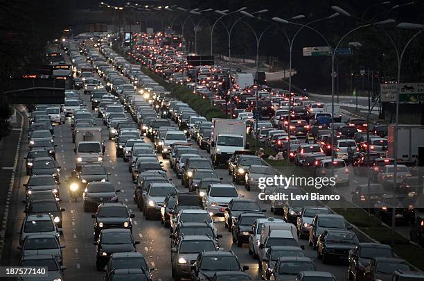 Trânsito congestionado na avenida 23 de Maio em São Paulo. | Congested transit on 23 de Maio avenue in São Paulo. | Carro, Carros, Ônibus, Moto,...