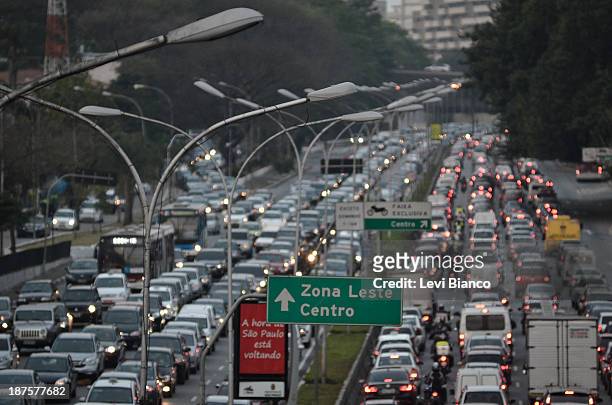 Trânsito congestionado na avenida 23 de Maio em São Paulo. | Congested transit on 23 de Maio avenue in São Paulo. | Carro, Carros, Ônibus, Moto,...