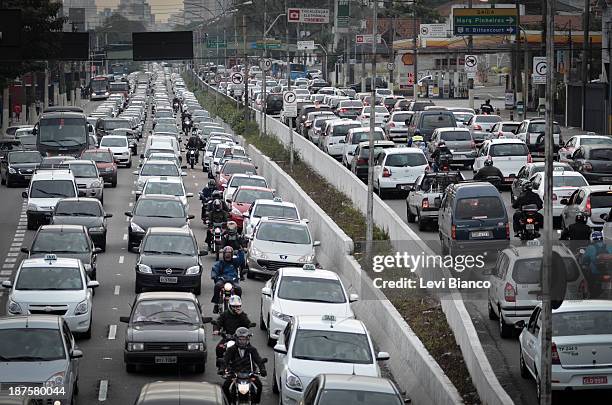 Trânsito congestionado na avenida 23 de Maio em São Paulo. | Congested transit on 23 de Maio avenue in São Paulo. | Carro, Carros, Ônibus, Moto,...