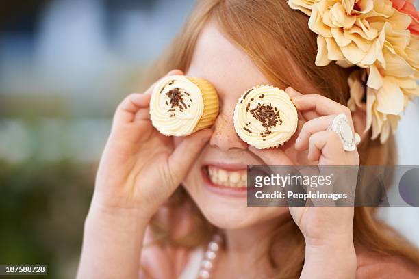 mirando a sweetness - cupcakes girls fotografías e imágenes de stock
