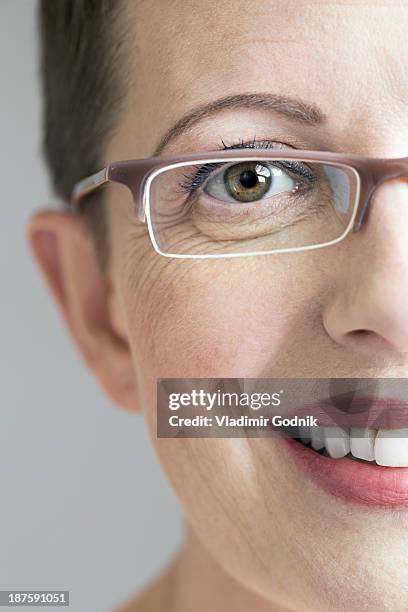 close up of smiling woman with glasses - olhos castanho claros - fotografias e filmes do acervo