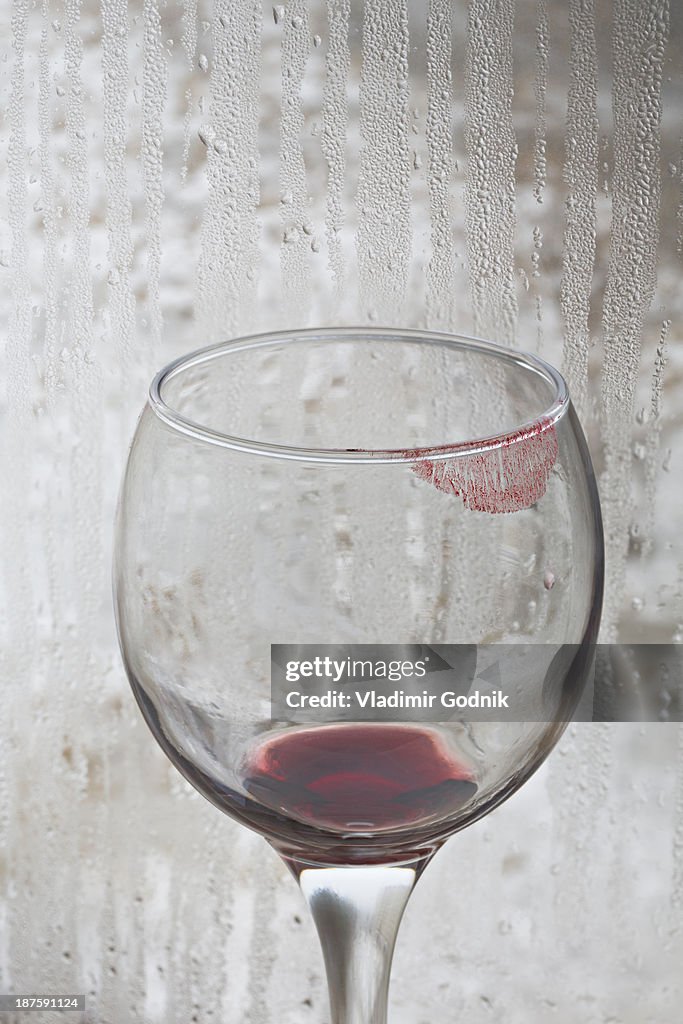aflange skæg lovende Lipstick On A Glass Of Red Wine With Rain Covered Window In The Background  High-Res Stock Photo - Getty Images
