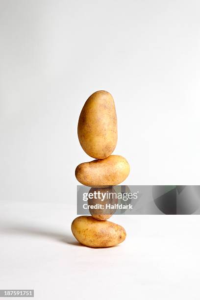 a stack of potatoes - pomme de terre photos et images de collection