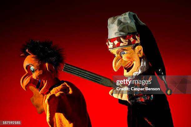 punch from the classic puppet show punch and judy threatens the devil with a weapon - puppentheater stock-fotos und bilder