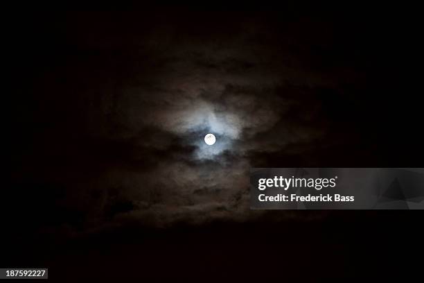 the full moon seen in the sky surrounded by clouds - cloudy moon sky foto e immagini stock