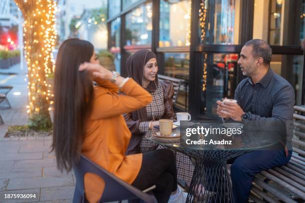 friends having coffee together - new zealand people stock pictures, royalty-free photos & images